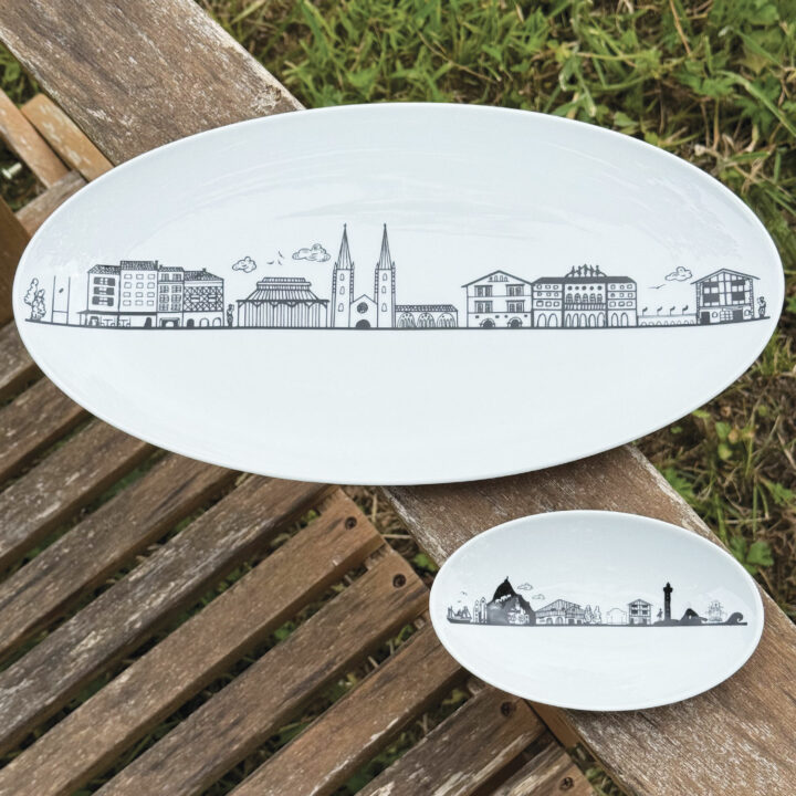 le plat ovale Bayonne est une création originale d'assiettes et compagnie, pour mettre en lumière sa ville de coeur ... la ligne magique de tous les plus beaux monuments de Bayonne, fief du pays basque et des fêtes de bayonne.