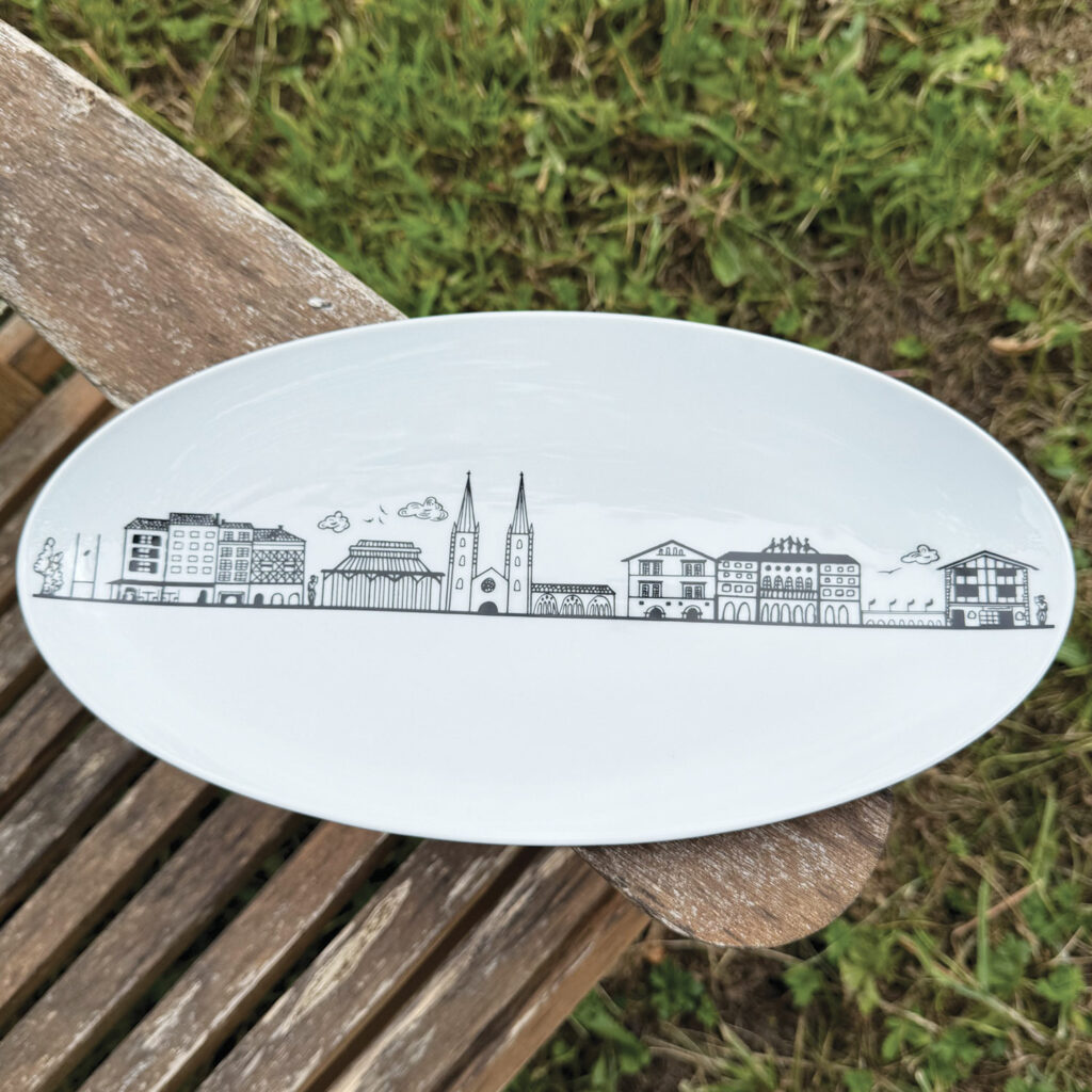le plat ovale Bayonne est une création originale d'assiettes et compagnie, pour mettre en lumière sa ville de coeur ... la ligne magique de tous les plus beaux monuments de Bayonne, fief du pays basque et des fêtes de bayonne.