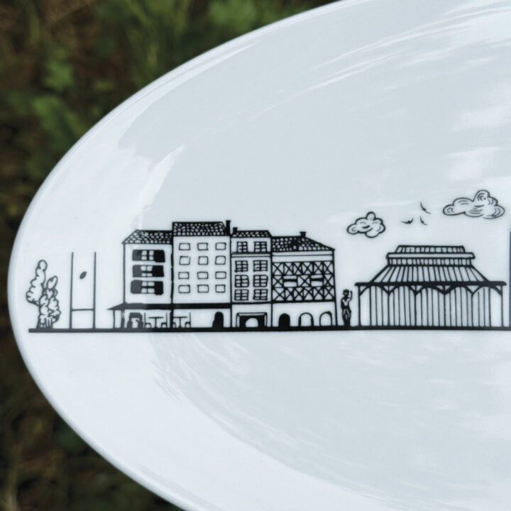 le plat ovale Bayonne est une création originale d'assiettes et compagnie, pour mettre en lumière sa ville de coeur ... la ligne magique de tous les plus beaux monuments de Bayonne, fief du pays basque et des fêtes de bayonne.