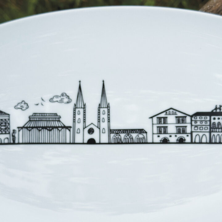le plat ovale Bayonne est une création originale d'assiettes et compagnie, pour mettre en lumière sa ville de coeur ... la ligne magique de tous les plus beaux monuments de Bayonne, fief du pays basque et des fêtes de bayonne.