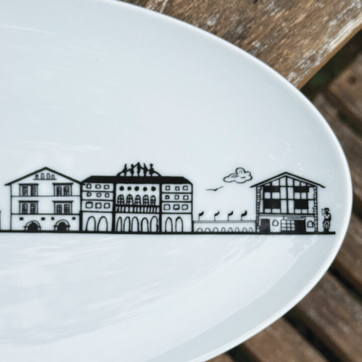 le plat ovale Bayonne est une création originale d'assiettes et compagnie, pour mettre en lumière sa ville de coeur ... la ligne magique de tous les plus beaux monuments de Bayonne, fief du pays basque et des fêtes de bayonne.