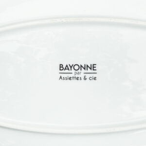 le plat ovale Bayonne est une création originale d'assiettes et compagnie, pour mettre en lumière sa ville de coeur ... la ligne magique de tous les plus beaux monuments de Bayonne, fief du pays basque et des fêtes de bayonne.