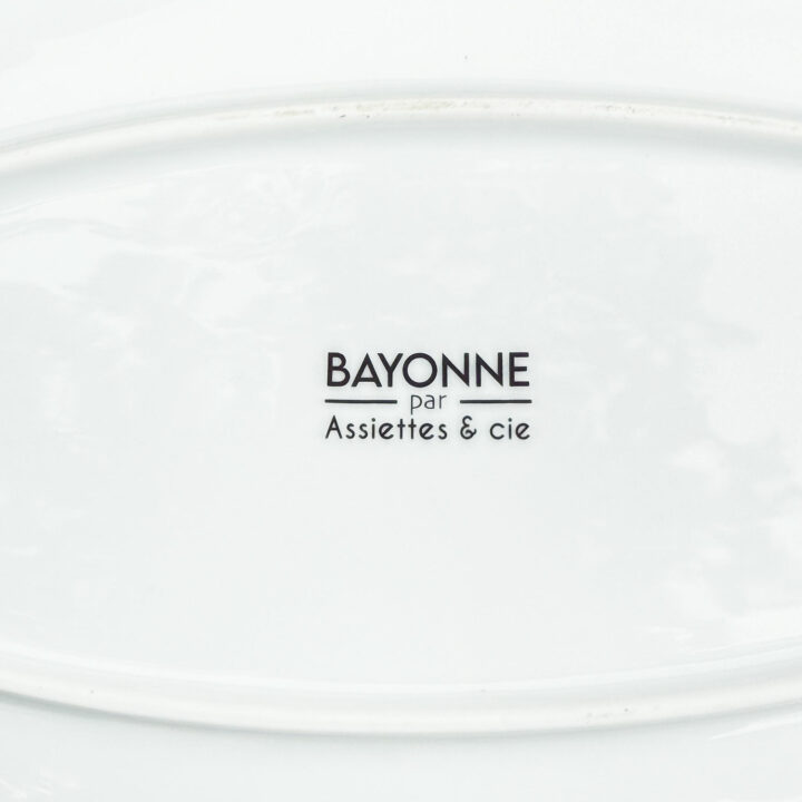 le plat ovale Bayonne est une création originale d'assiettes et compagnie, pour mettre en lumière sa ville de coeur ... la ligne magique de tous les plus beaux monuments de Bayonne, fief du pays basque et des fêtes de bayonne.