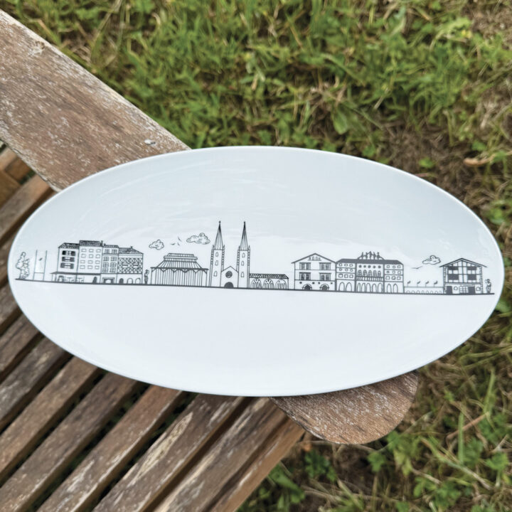 le plat ovale Bayonne est une création originale d'assiettes et compagnie, pour mettre en lumière sa ville de coeur ... la ligne magique de tous les plus beaux monuments de Bayonne, fief du pays basque et des fêtes de bayonne.