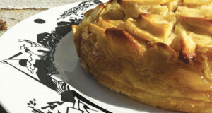 le meilleur gateau aux pommes du monde, une recette épatante présentée sur le plat et l'assiette à dessert Mer & Filles par assiettes et compagnie