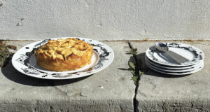 le meilleur gateau aux pommes du monde, une recette épatante présentée sur le plat et l'assiette à dessert Mer & Filles par assiettes et compagnie