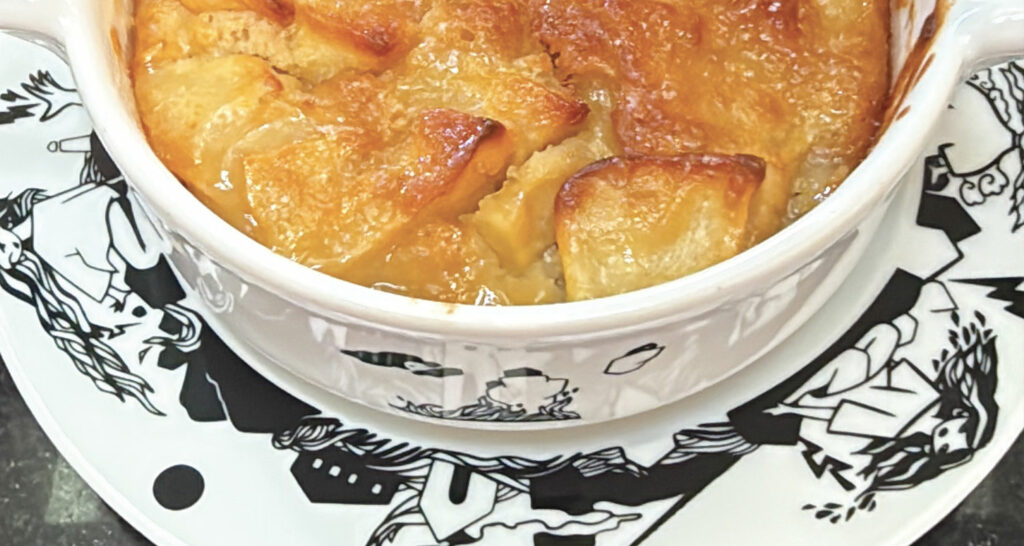 le meilleur gateau aux pommes du monde, une recette épatante présentée sur le plat et l'assiette à dessert Mer & Filles par assiettes et compagnie