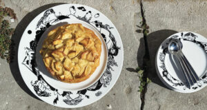 le meilleur gateau aux pommes du monde, une recette épatante présentée sur le plat et l'assiette à dessert Mer & Filles par assiettes et compagnie