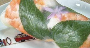 rouleau de printemps maison, avec basilic et fleur comestible et surtout d'énormes crevettes gourmandes, une recette épatante d'assiettes et compagnie, et une présentation sur l'assiette la Plage