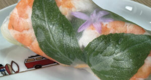 rouleau de printemps maison, avec basilic et fleur comestible et surtout d'énormes crevettes gourmandes, une recette épatante d'assiettes et compagnie, et une présentation sur l'assiette la Plage
