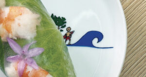 rouleau de printemps maison, avec basilic et fleur comestible et surtout d'énormes crevettes gourmandes, une recette épatante d'assiettes et compagnie, et une présentation sur l'assiette la Plage