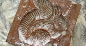 moule biscuit écureuil en bois, et la recette magique pour les réussir, biscuits présenté dans le plat et l'assiette New York d'assiettes et compagnie - design par béatrice pene lassus