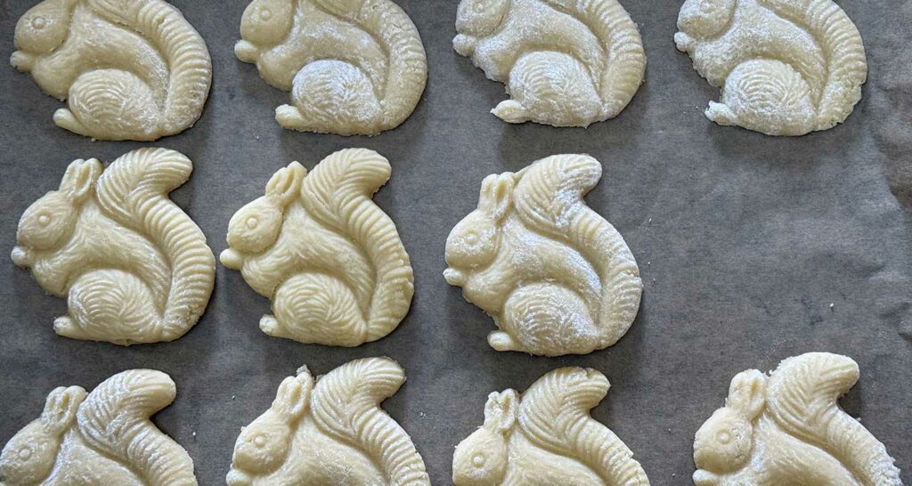 moule biscuit écureuil en bois, et la recette magique pour les réussir, biscuits présenté dans le plat et l'assiette New York d'assiettes et compagnie - design par béatrice pene lassus