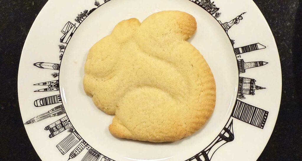 moule biscuit écureuil en bois, et la recette magique pour les réussir, biscuits présenté dans le plat et l'assiette New York d'assiettes et compagnie - design par béatrice pene lassus