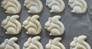 moule biscuit écureuil en bois, et la recette magique pour les réussir, biscuits présenté dans le plat et l'assiette New York d'assiettes et compagnie - design par béatrice pene lassus