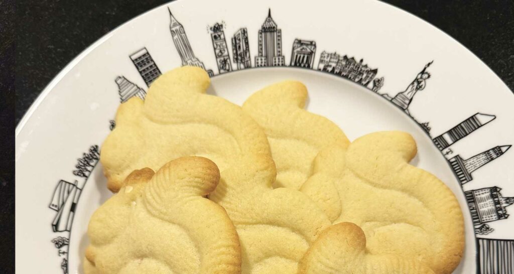 moule biscuit écureuil en bois, et la recette magique pour les réussir, biscuits présenté dans le plat et l'assiette New York d'assiettes et compagnie - design par béatrice pene lassus