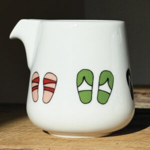 le crémier tongs une nouveauté assiettes et compagnie, petit pot à lait ou vase, à vous de choisir, création graphique béatrice pene lassus pour assiettes et compagnie