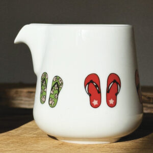 le crémier tongs une nouveauté assiettes et compagnie, petit pot à lait ou vase, à vous de choisir, création graphique béatrice pene lassus pour assiettes et compagnie