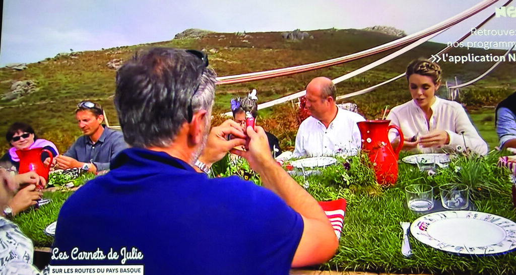 les carnets de julie au pays basque , la plus jolie emission pour présenter les gourmandises basques... dont une table géniale sur la rhune avec les assiettes basques et la plage d'assiettes et compagnie