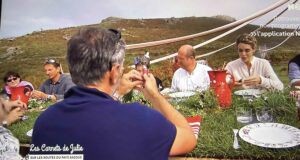 l'émission lels carnets de julie au pays basque ont invité des basques et aussi béatrice la créatrice d'assiettes et compagnie pour un repas exceptionnel sur la rhune - assiette pays basque et family surf d'assiettes et compagnie
