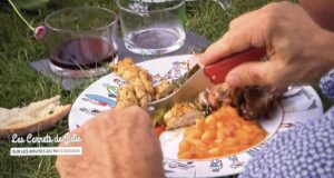 l'émission lels carnets de julie au pays basque ont invité des basques et aussi béatrice la créatrice d'assiettes et compagnie pour un repas exceptionnel sur la rhune - assiette pays basque et family surf d'assiettes et compagnie