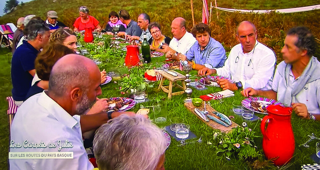 les carnets de julie au pays basque , la plus jolie emission pour présenter les gourmandises basques... dont une table géniale sur la rhune avec les assiettes basques et la plage d'assiettes et compagnie