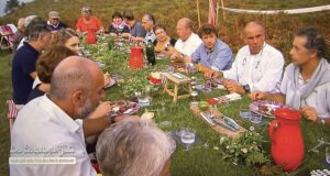 l'émission lels carnets de julie au pays basque ont invité des basques et aussi béatrice la créatrice d'assiettes et compagnie pour un repas exceptionnel sur la rhune - assiette pays basque et family surf d'assiettes et compagnie