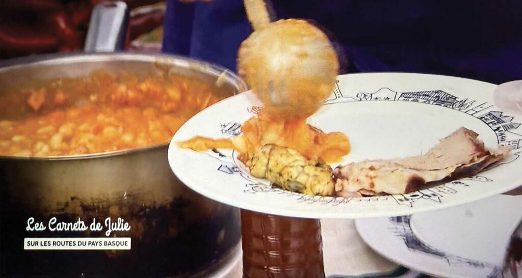 l'émission lels carnets de julie au pays basque ont invité des basques et aussi béatrice la créatrice d'assiettes et compagnie pour un repas exceptionnel sur la rhune - assiette pays basque et family surf d'assiettes et compagnie