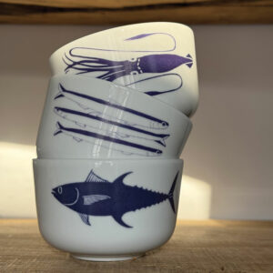 les petits bols de la collection Antxoak sont hyper pratiques et très sympa sur votre table : le chipiron, le thon, les anchois, le bateau ou le poisson, à vous de choisir. une exclusivité d'assiettes et cie - design par béatrice pene lassus