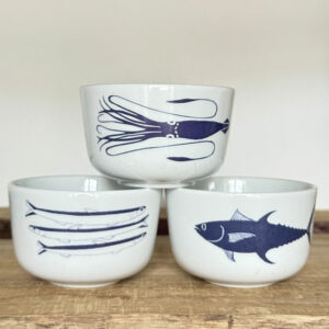 les petits bols de la collection Antxoak sont hyper pratiques et très sympa sur votre table : le chipiron, le thon, les anchois, le bateau ou le poisson, à vous de choisir. une exclusivité d'assiettes et cie - design par béatrice pene lassus