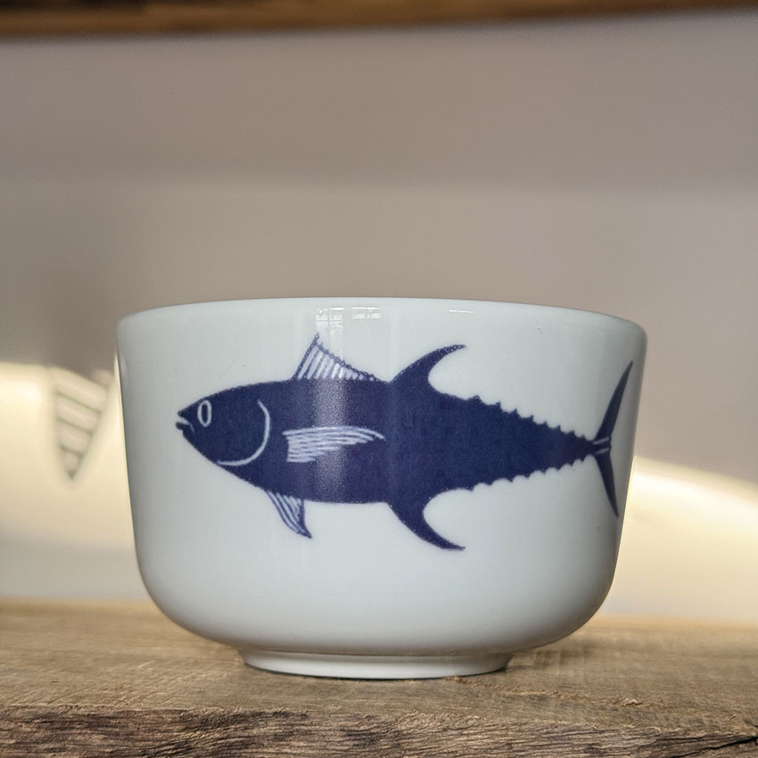 les petits bols de la collection Antxoak sont hyper pratiques et très sympa sur votre table : le chipiron, le thon, les anchois, le bateau ou le poisson, à vous de choisir. une exclusivité d'assiettes et cie - design par béatrice pene lassus