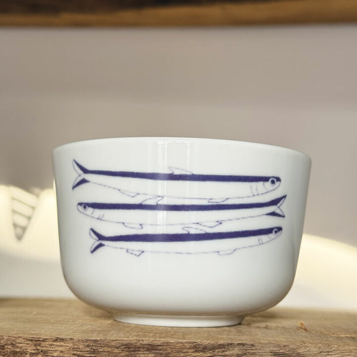 les petits bols de la collection Antxoak sont hyper pratiques et très sympa sur votre table : le chipiron, le thon, les anchois, le bateau ou le poisson, à vous de choisir. une exclusivité d'assiettes et cie - design par béatrice pene lassus