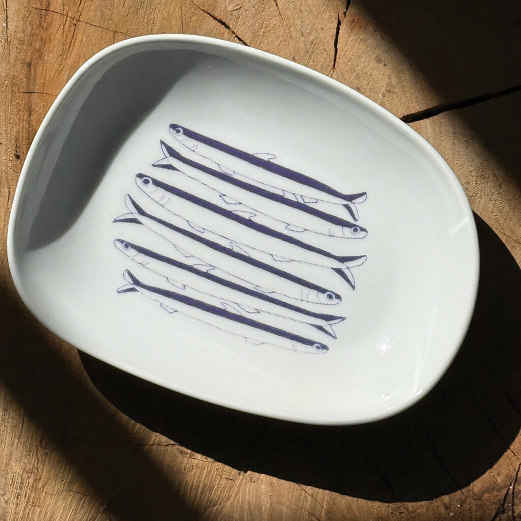 l'assiette creuse les anchois est une petite assiette creuse pour présenter vos anchois ou toute autre recette ... c'est une création originale d'assiettes et compagnie, collection Antxoak