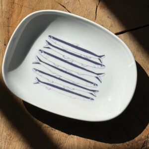 l'assiette creuse les anchois est une petite assiette creuse pour présenter vos anchois ou toute autre recette ... c'est une création originale d'assiettes et compagnie, collection Antxoak