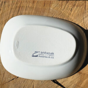 l'assiette creuse les anchois est une petite assiette creuse pour présenter vos anchois ou toute autre recette ... c'est une création originale d'assiettes et compagnie, collection Antxoak