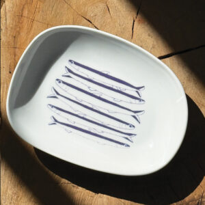 l'assiette creuse les anchois est une petite assiette creuse pour présenter vos anchois ou toute autre recette ... c'est une création originale d'assiettes et compagnie, collection Antxoak