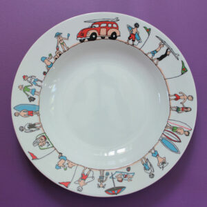 le plat family surf, plat ou creux, est le tout premier modèle d'assiettes t cie en 2006, ous rééditons les modèles vintage à l'occasion du 20ème anniversaire de la marque - design béatrice pene lassus pour assiettes et compagnie