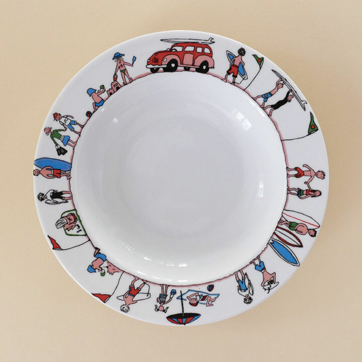 le plat family surf, plat ou creux, est le tout premier modèle d'assiettes t cie en 2006, ous rééditons les modèles vintage à l'occasion du 20ème anniversaire de la marque - design béatrice pene lassus pour assiettes et compagnie