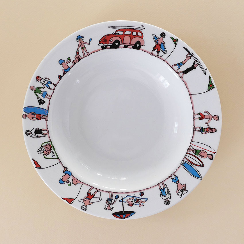 le plat family surf, plat ou creux, est le tout premier modèle d'assiettes t cie en 2006, ous rééditons les modèles vintage à l'occasion du 20ème anniversaire de la marque - design béatrice pene lassus pour assiettes et compagnie