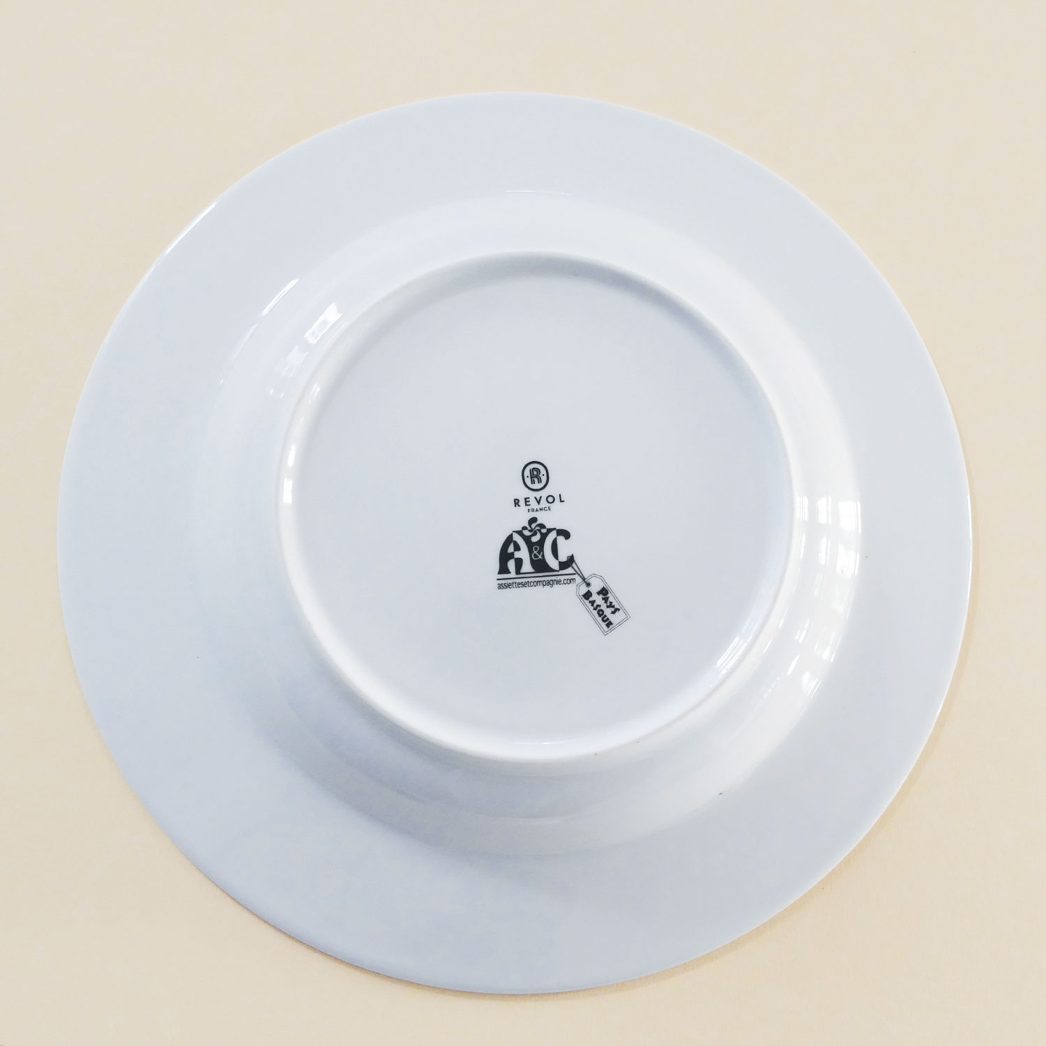 le plat creux pays basque est une promenade poétique en terres basques, sur un plat creux de la manufacture Revol avec le dessin original d'assiettes et compagnie