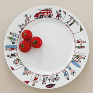 le plat family surf, plat ou creux, est le tout premier modèle d'assiettes t cie en 2006, ous rééditons les modèles vintage à l'occasion du 20ème anniversaire de la marque - design béatrice pene lassus pour assiettes et compagnie