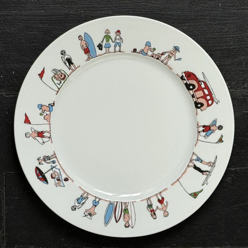 le plat family surf, plat ou creux, est le tout premier modèle d'assiettes t cie en 2006, ous rééditons les modèles vintage à l'occasion du 20ème anniversaire de la marque - design béatrice pene lassus pour assiettes et compagnie