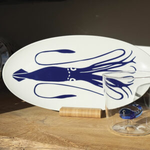 plat ovale chipiron par assiettes et compagnie, un plat tout bleu pour accompagner vos meilleures recettes, design par béatrice pene lassus pour assiettes et compagnie