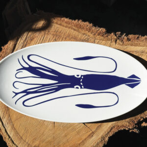 plat ovale chipiron par assiettes et compagnie, un plat tout bleu pour accompagner vos meilleures recettes, design par béatrice pene lassus pour assiettes et compagnie