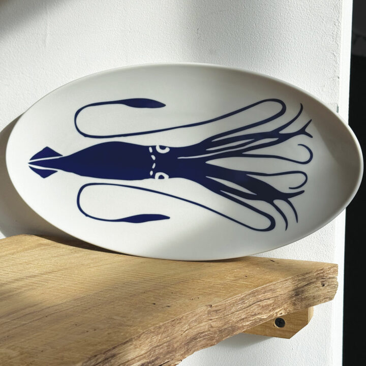 plat ovale chipiron par assiettes et compagnie, un plat tout bleu pour accompagner vos meilleures recettes, design par béatrice pene lassus pour assiettes et compagnie