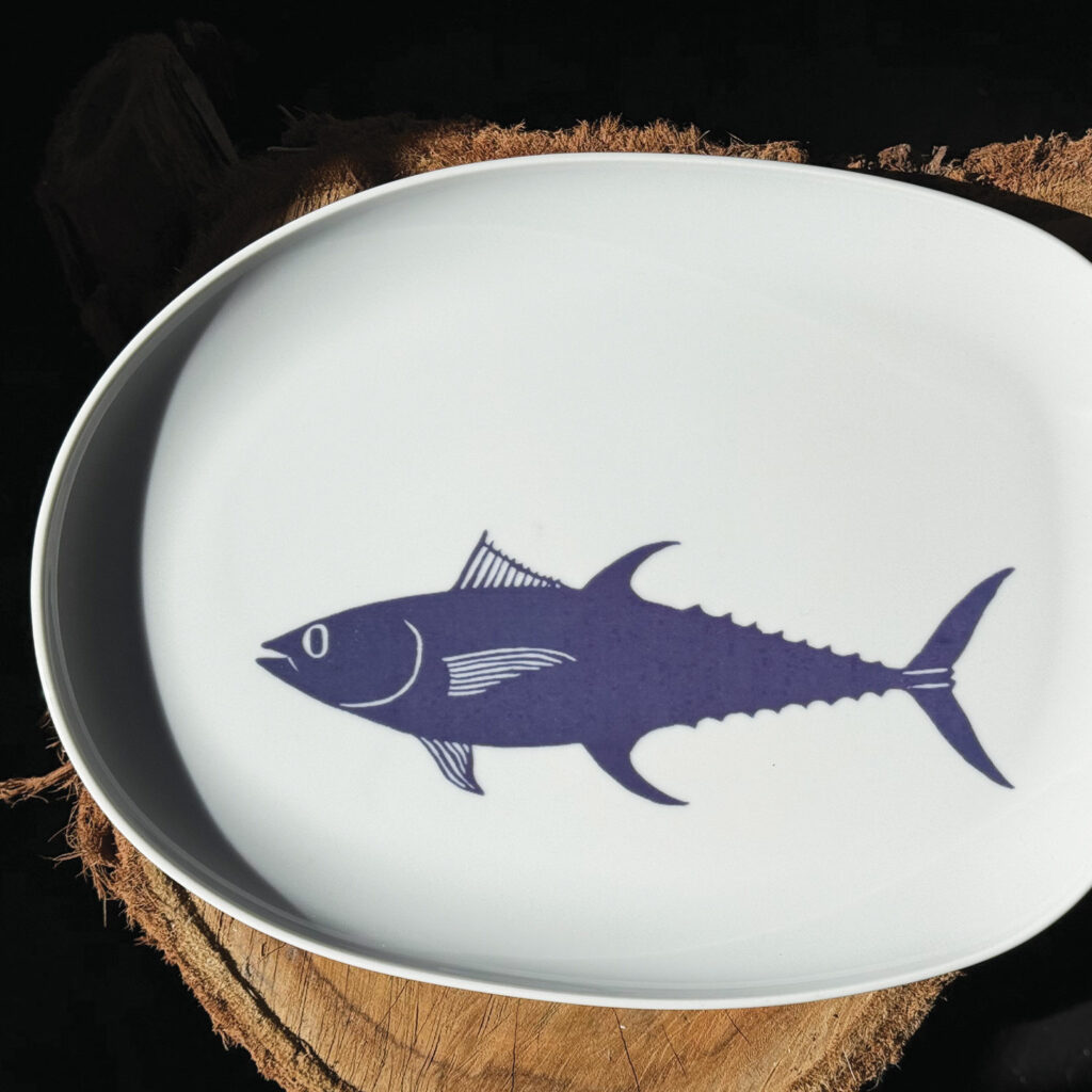 plat le thon rouge par assiettes et compagnie, un plat tout bleu pour accompagner vos meilleures recettes, design par béatrice pene lassus pour assiettes et compagnie