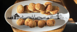 assiettes et compagnie présente des collections de porcelaines éditées ne série limitées au pays basque , à biarritz et à la bastide clairence par béatrice lassus pene