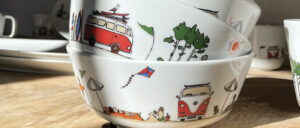 assiettes et compagnie présente des collections de porcelaines éditées ne série limitées au pays basque , à biarritz et à la bastide clairence par béatrice lassus pene