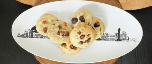 assiettes et compagnie présente des collections de porcelaines éditées ne série limitées au pays basque , à biarritz et à la bastide clairence par béatrice lassus pene