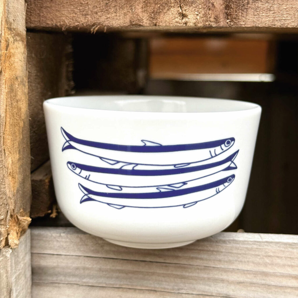 les petits bols antxoak, une serie de 5 bols bleus avec le spoissons basques, une collection exclusive d'assiette et compagnie design beatrice lassus pene